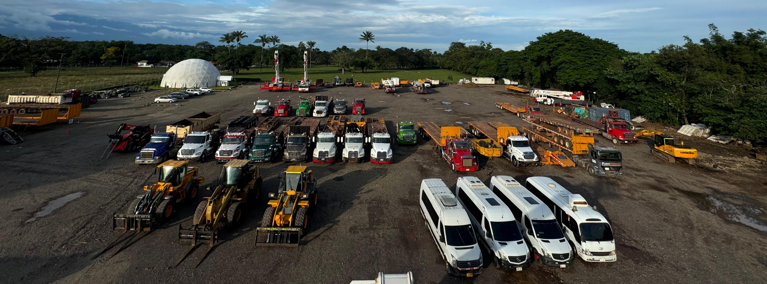 Grúa y tractocamión en operación